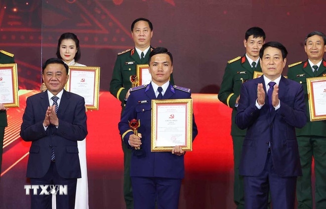 Chủ tịch nước Lương Cường và Thường trực Ban Bí thư Trần Cẩm Tú trao giải A cho tác giả và nhóm tác giả đoạt giải. (Ảnh: TTXVN) Chủ tịch nước Lương Cường và Thường trực Ban Bí thư Trần Cẩm Tú trao giải A cho tác giả và nhóm tác giả đoạt giải. (Ảnh: TTXVN)