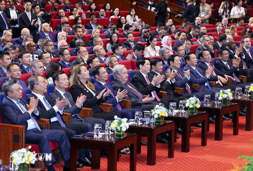 Chủ tịch nước Lương Cường và Tổng Thư ký Liên hợp quốc António Guterres cùng các đại biểu tham dự Lễ mở ký Công ước Hà Nội. (Ảnh: TTXVN) Chủ tịch nước Lương Cường và Tổng Thư ký Liên hợp quốc António Guterres cùng các đại biểu tham dự Lễ mở ký Công ước Hà Nội. (Ảnh: TTXVN)
