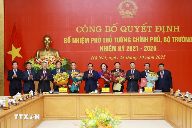 Bí thư Đảng ủy Chính phủ, Thủ tướng Chính phủ Phạm Minh Chính trao quyết định bổ nhiệm Phó Thủ tướng Chính phủ, Bộ trưởng nhiệm kỳ 2021 - 2026. (Ảnh: TTXVN) Bí thư Đảng ủy Chính phủ, Thủ tướng Chính phủ Phạm Minh Chính trao quyết định bổ nhiệm Phó Thủ tướng Chính phủ, Bộ trưởng nhiệm kỳ 2021 - 2026. (Ảnh: TTXVN)