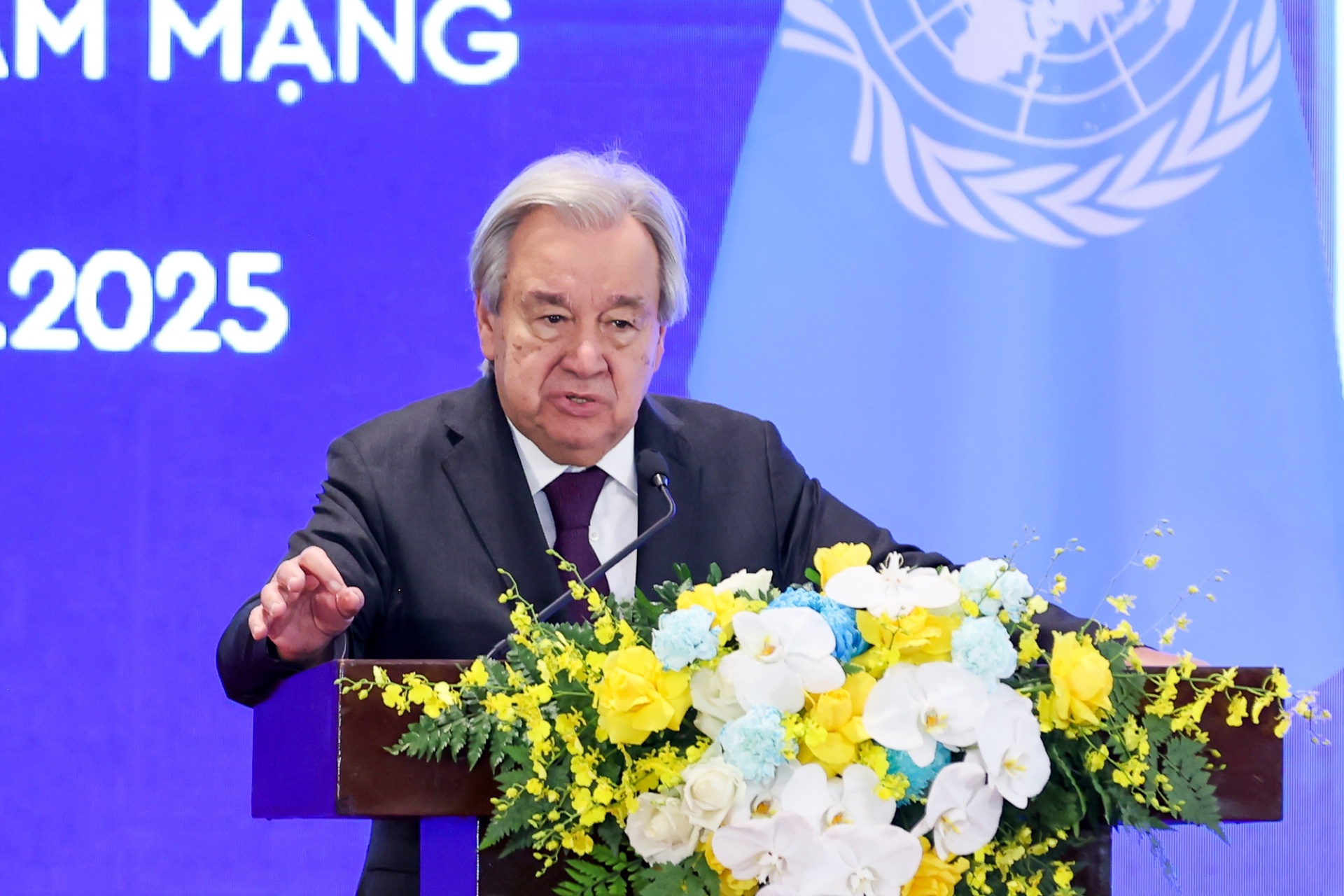 Tổng Thư ký Liên Hợp Quốc António Guterres đánh giá đây là thời khắc lịch sử và càng có ý nghĩa khi diễn ra ở Việt Nam – một trung tâm đổi mới sáng tạo, công nghệ và ngày càng trở thành mắt xích quan trọng trong chuỗi cung ứng điện tử trên thế giới - Ảnh: VGP Tổng Thư ký Liên Hợp Quốc António Guterres đánh giá đây là thời khắc lịch sử và càng có ý nghĩa khi diễn ra ở Việt Nam – một trung tâm đổi mới sáng tạo, công nghệ và ngày càng trở thành mắt xích quan trọng trong chuỗi cung ứng điện tử trên thế giới - Ảnh: VGP