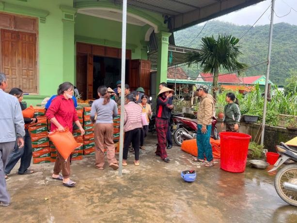 Tạp Chí Sức Khỏe và Môi Trường chung tay chia sẻ khó khăn với đồng bào vùng lũ Nghệ An Tạp Chí Sức Khỏe và Môi Trường chung tay chia sẻ khó khăn với đồng bào vùng lũ Nghệ An