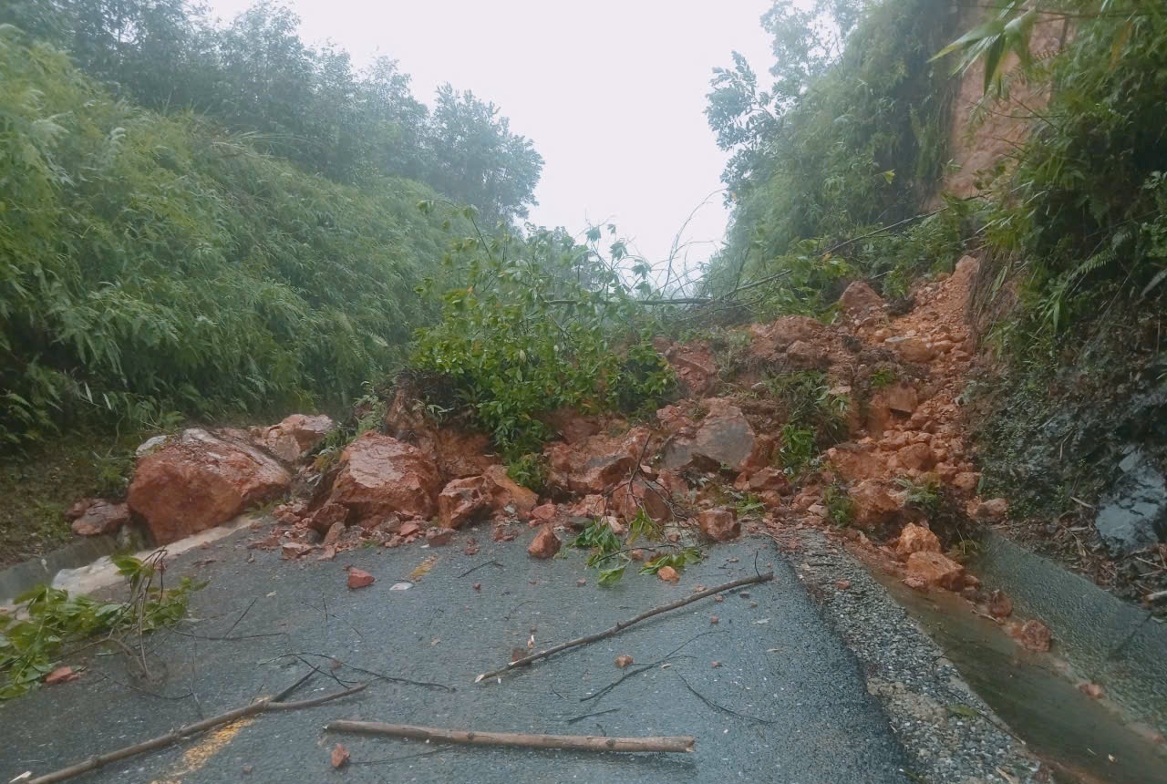   Tuyến quốc lộ 49 đoạn đèo Kim Quy, thôn 4, xã Bình Điền, TP. Huế bị sạt lở nghiêm trọng.