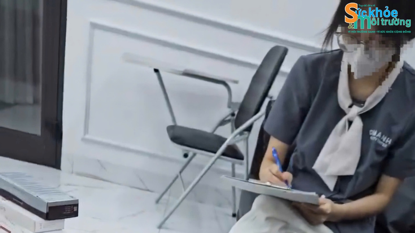 Nhân viên tư vấn của DMANH Beauty thu thập thông tin khách hàng sau đó trực tiếp tư vấn các dịch vụ thẩm mỹ như tiêm filler, botox làm tại chỗ.