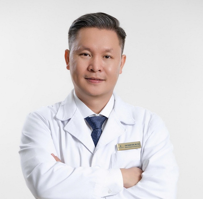 Chân dung bác sỹ Chu Thanh Sơn - Người đứng sau ca phẫu thuật hồi sinh bé trai 8 tháng tuổi. (Ảnh: Vinmec) Chân dung bác sỹ Chu Thanh Sơn - Người đứng sau ca phẫu thuật hồi sinh bé trai 8 tháng tuổi. (Ảnh: Vinmec)