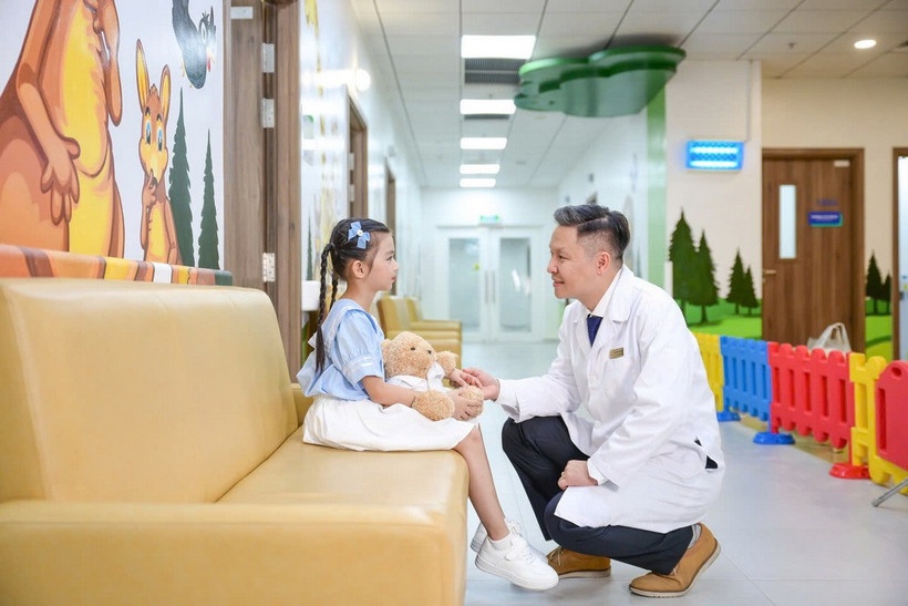 Chân dung bác sỹ Chu Thanh Sơn - Người đứng sau ca phẫu thuật hồi sinh bé trai 8 tháng tuổi. (Ảnh: Vinmec) Chân dung bác sỹ Chu Thanh Sơn - Người đứng sau ca phẫu thuật hồi sinh bé trai 8 tháng tuổi. (Ảnh: Vinmec)