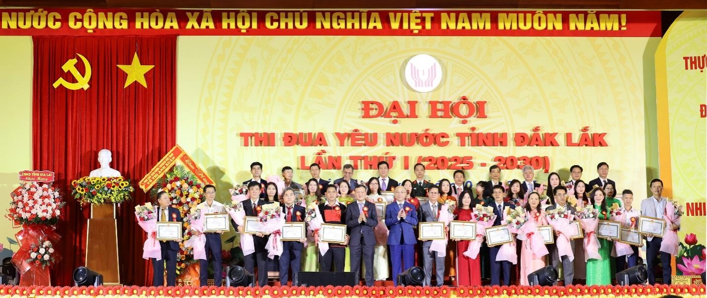 Lãnh đạo tỉnh Đắk Lắk trao bằng khen cho các tập thể, cá nhân điển hình tiên tiến trong phong trào thi đua yêu nước giai đoạn 2020 – 2025, tại Đại hội Thi đua yêu nước tỉnh Đắk Lắk lần thứ I (2025 – 2030). Lãnh đạo tỉnh Đắk Lắk trao bằng khen cho các tập thể, cá nhân điển hình tiên tiến trong phong trào thi đua yêu nước giai đoạn 2020 – 2025, tại Đại hội Thi đua yêu nước tỉnh Đắk Lắk lần thứ I (2025 – 2030).
