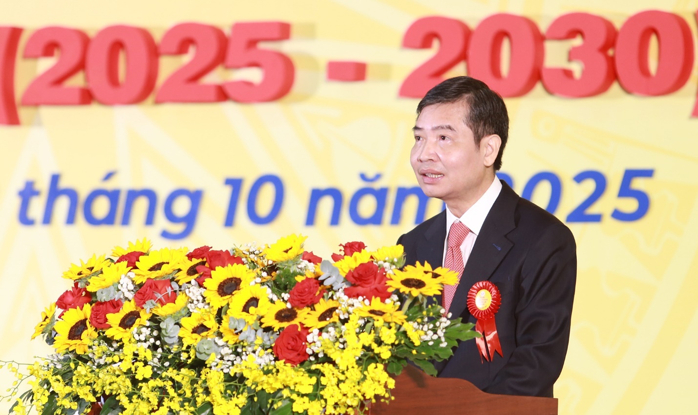 Đồng chí Tạ Anh Tuấn, Phó Bí thư Tỉnh ủy, Chủ tịch UBND tỉnh Đắk Lắk, phát biểu khai mạc Đại hội Thi đua yêu nước tỉnh Đắk Lắk lần thứ I (2025–2030). Đồng chí Tạ Anh Tuấn, Phó Bí thư Tỉnh ủy, Chủ tịch UBND tỉnh Đắk Lắk, phát biểu khai mạc Đại hội Thi đua yêu nước tỉnh Đắk Lắk lần thứ I (2025–2030).