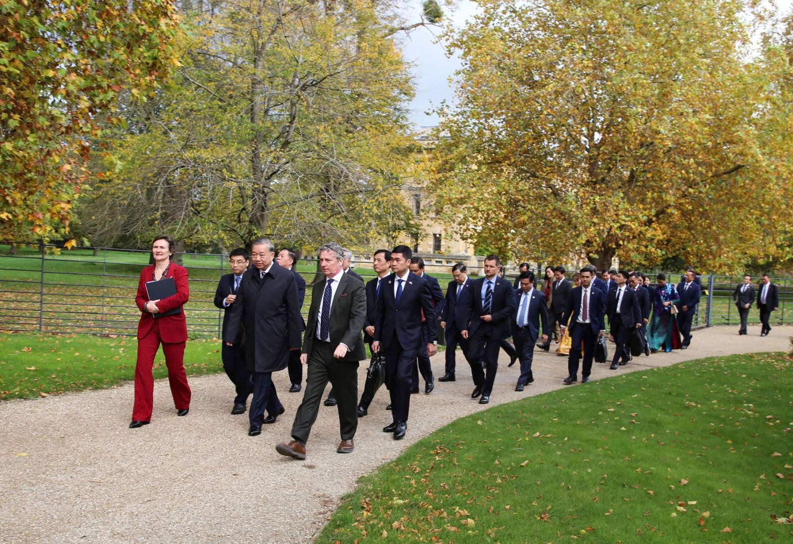   Tổng Bí thư Tô Lâm và Đoàn đại biểu cấp cao Việt Nam trong khuôn viên trường Đại học Oxford