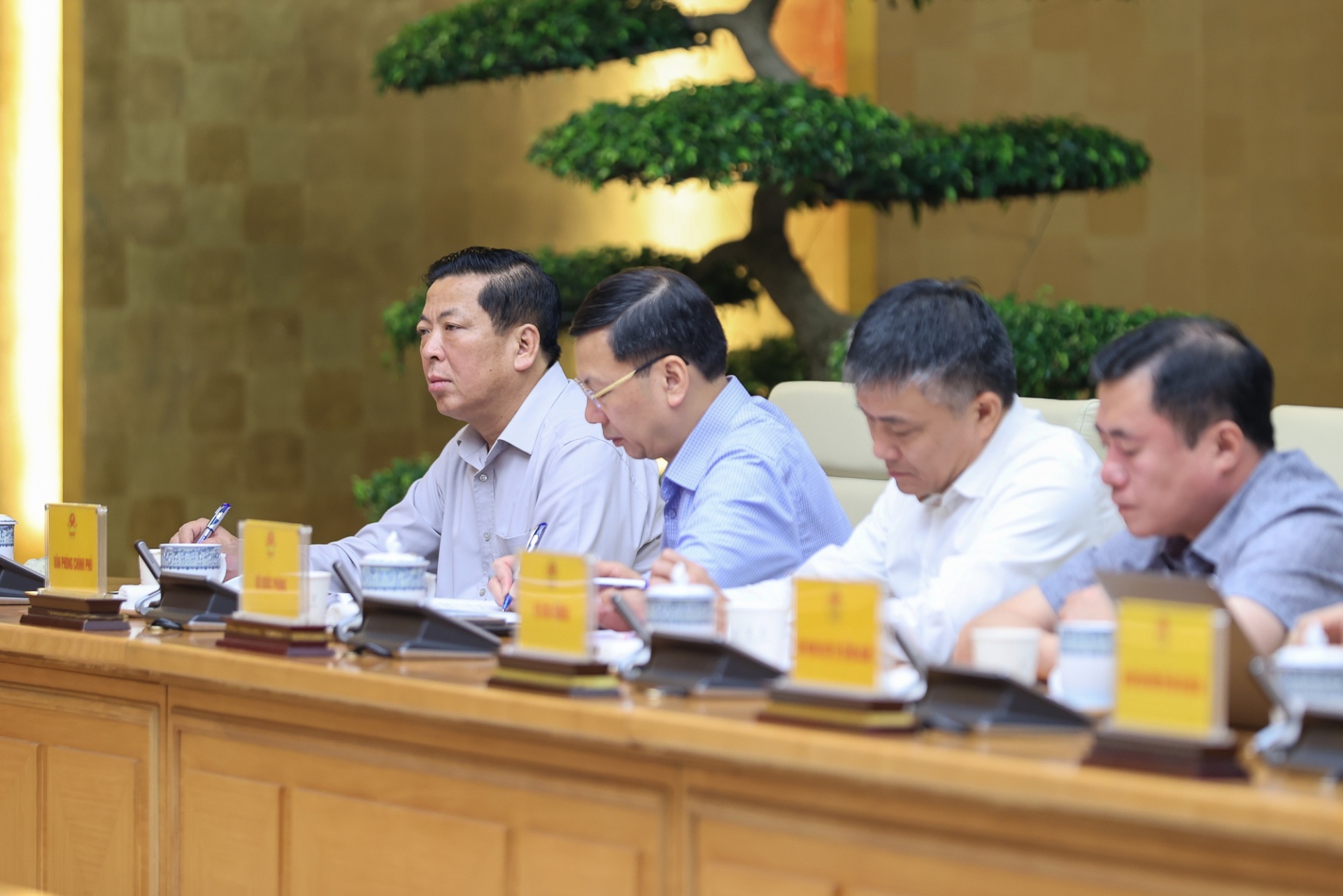 Đại diện các bộ, ngành tham dự cuộc họp - Ảnh: VGP Đại diện các bộ, ngành tham dự cuộc họp - Ảnh: VGP