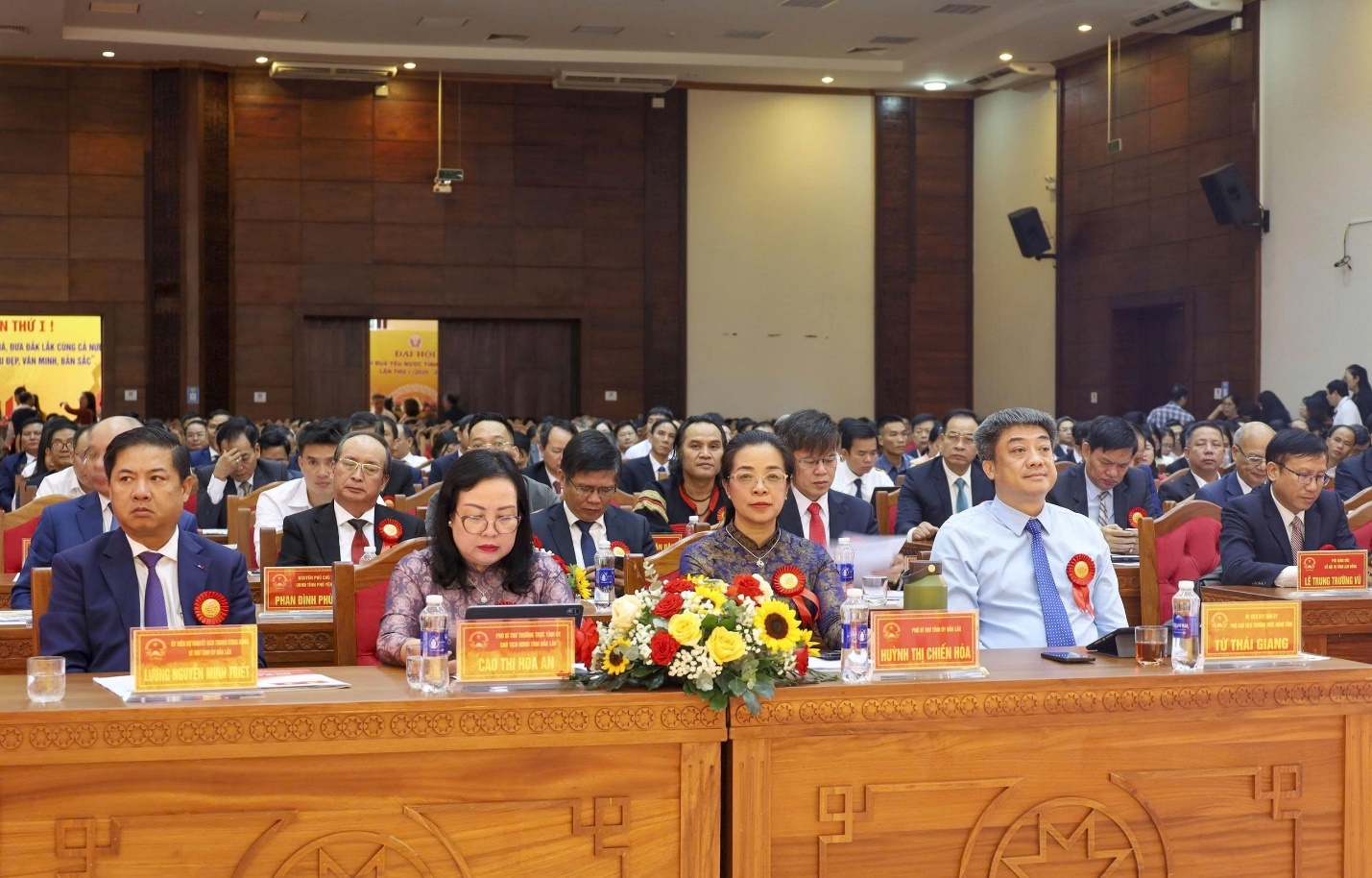 Các đồng chí lãnh đạo Trung ương, tỉnh Đắk Lắk và đại biểu tham dự Đại hội Thi đua yêu nước tỉnh Đắk Lắk lần thứ I, năm 2025 – dấu mốc quan trọng thể hiện tinh thần đoàn kết, đổi mới và khát vọng vươn lên của toàn tỉnh. Các đồng chí lãnh đạo Trung ương, tỉnh Đắk Lắk và đại biểu tham dự Đại hội Thi đua yêu nước tỉnh Đắk Lắk lần thứ I, năm 2025 – dấu mốc quan trọng thể hiện tinh thần đoàn kết, đổi mới và khát vọng vươn lên của toàn tỉnh.