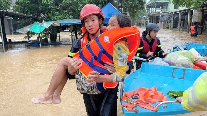 Lực lượng Cảnh sát PCCC và CNCH tại TP. Huế hỗ trợ di dời người dân ra khỏi vùng ngập sâu - Ảnh VGP. Lực lượng Cảnh sát PCCC và CNCH tại TP. Huế hỗ trợ di dời người dân ra khỏi vùng ngập sâu - Ảnh VGP.