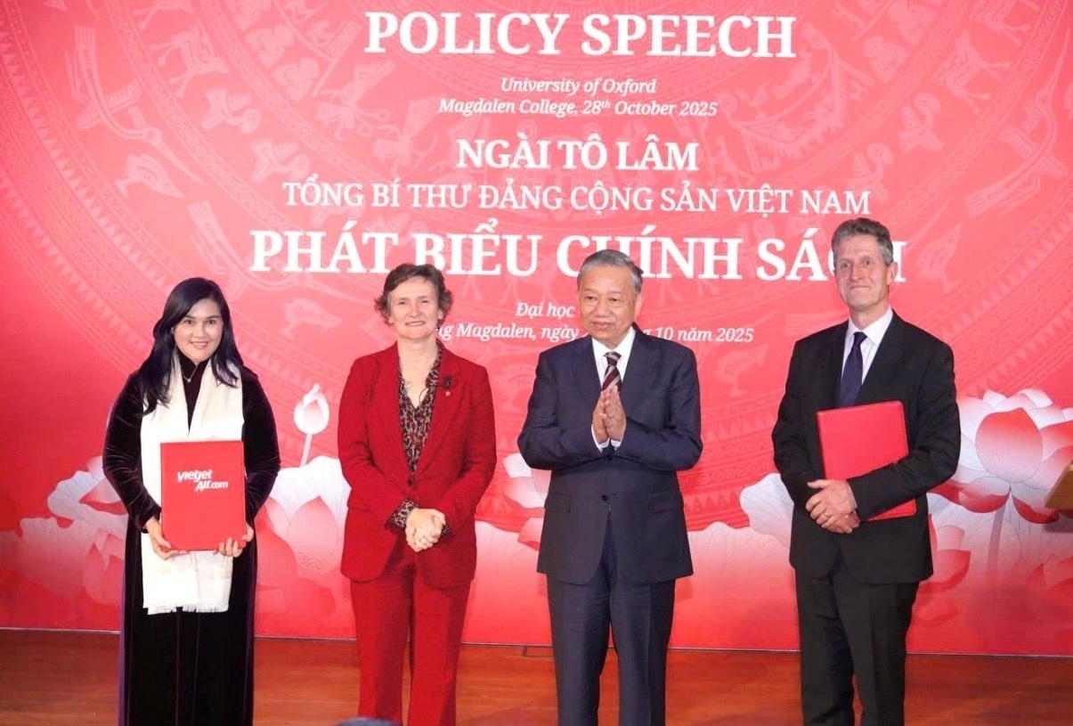 Tổng Bí thư Tô Lâm (thứ 3, trái) và Giáo sư Irene Tracey, Hiệu trưởng Đại học Oxford (thứ 2, trái) chứng kiến Phó Tổng giám đốc Vietjet Hồ Ngọc Yến Phương (bìa trái) và Giáo sư Myles Allen, Giám đốc Trung tâm Oxford Net Zero, ĐH Oxford (bìa phải) trao văn kiện công bố kết quả công trình nghiên cứu Net Zero Carbon