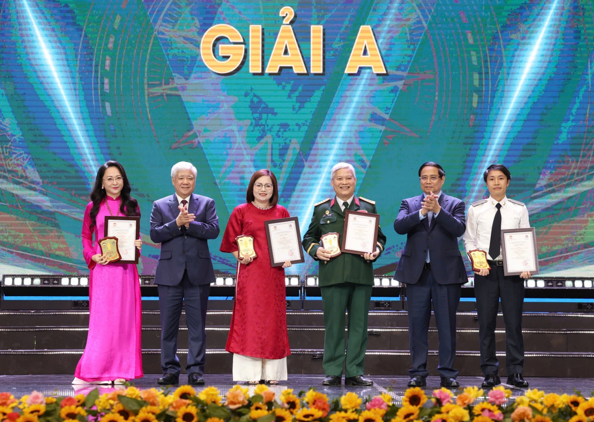 Thủ tướng Phạm Minh Chính và Chủ tịch Ủy ban Trung ương MTTQ Việt Nam Đỗ Văn Chiến trao giải A cho các tác giả - Ảnh: VGP Thủ tướng Phạm Minh Chính và Chủ tịch Ủy ban Trung ương MTTQ Việt Nam Đỗ Văn Chiến trao giải A cho các tác giả - Ảnh: VGP