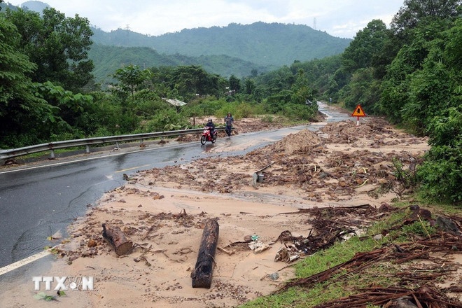  Do ảnh hưởng của mưa lớn, tuyến đường Hồ Chí Minh nằm ở khu vực miền núi phía Tây kết nối thành phố Đà Nẵng đi các tỉnh Tây Nguyên đang xuất hiện nhiều điểm sạt lở núi. (Ảnh: TTXVN)