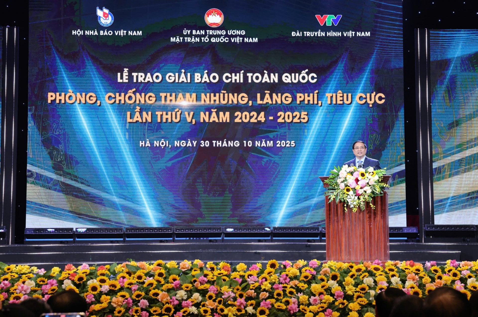 Thủ tướng ghi nhận, biểu dương và đánh giá cao Mặt trận Tổ quốc Việt Nam, Hội Nhà báo Việt Nam và Đài Truyền hình Việt Nam đã tổ chức thành công Giải báo chí rất ý nghĩa này; đồng thời chúc mừng 44 tác giả, nhóm tác giả có tác phẩm xuất sắc được tôn vinh tại lễ trao giải hôm nay - Ảnh: VGP Thủ tướng ghi nhận, biểu dương và đánh giá cao Mặt trận Tổ quốc Việt Nam, Hội Nhà báo Việt Nam và Đài Truyền hình Việt Nam đã tổ chức thành công Giải báo chí rất ý nghĩa này; đồng thời chúc mừng 44 tác giả, nhóm tác giả có tác phẩm xuất sắc được tôn vinh tại lễ trao giải hôm nay - Ảnh: VGP
