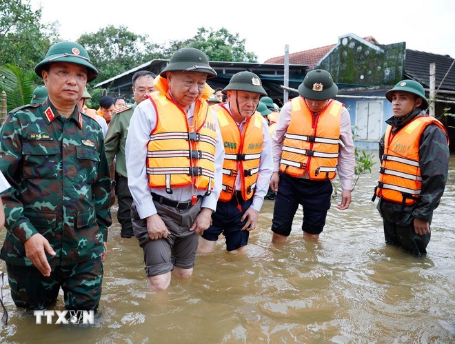  Tổng Bí thư Tô Lâm đến khu vực bị chia cắt do mưa lũ tại thôn Khuông Phò Đông, xã Quảng Điền, Thành phố Huế. (Ảnh: TTXVN)