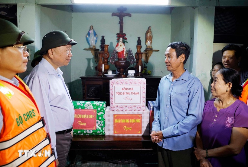 Tổng Bí thư Tô Lâm thăm hỏi và tặng quà cho người dân vùng bị chia cắt do mưa lũ tại thôn Khuông Phò Đông, xã Quảng Điền, Thành phố Huế. (Ảnh: TTXVN) Tổng Bí thư Tô Lâm thăm hỏi và tặng quà cho người dân vùng bị chia cắt do mưa lũ tại thôn Khuông Phò Đông, xã Quảng Điền, Thành phố Huế. (Ảnh: TTXVN)