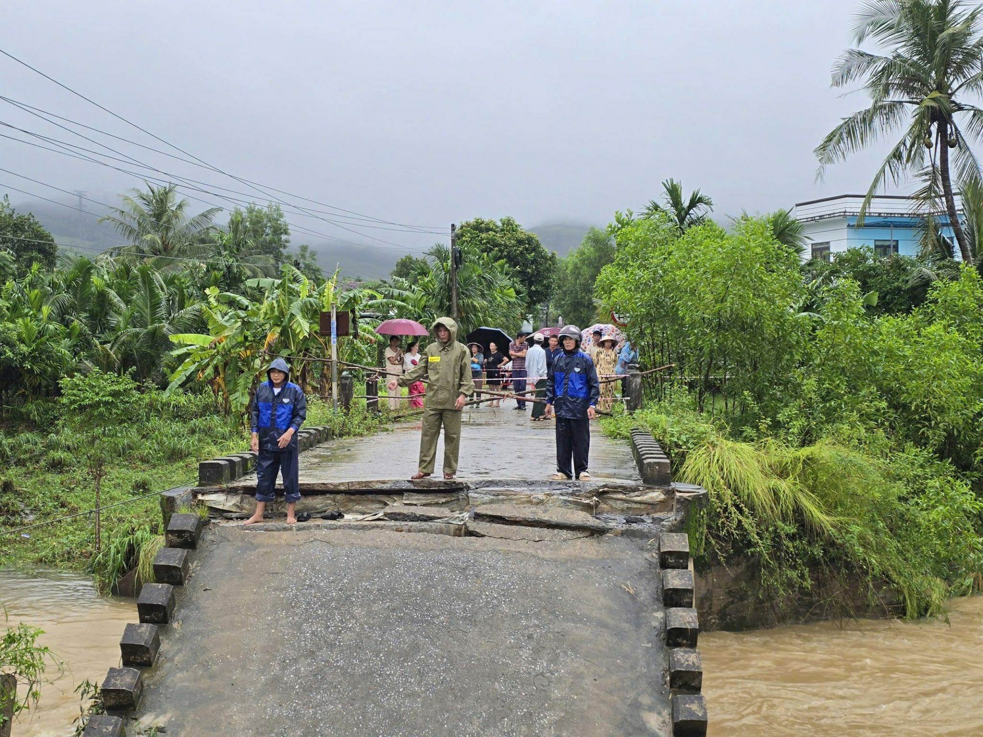 Thiệt hại hạ tầng nặng nề do thiên tai tại Quảng Ngãi Thiệt hại hạ tầng nặng nề do thiên tai tại Quảng Ngãi