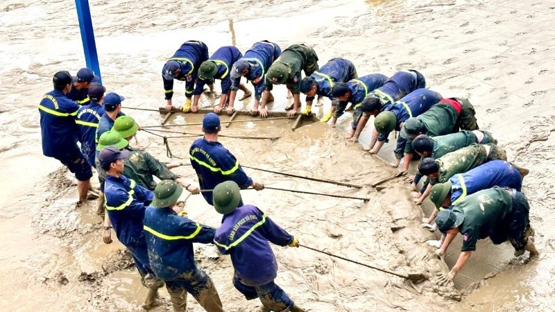 Công an Quảng Trị chi viện, hỗ trợ khắc phục hậu quả mưa lũ tại Huế - Ảnh: Các đồng chí công an tỉnh Quảng Trị hợp sức cào bùn ở sân trường tại thành phố Huế Công an Quảng Trị chi viện, hỗ trợ khắc phục hậu quả mưa lũ tại Huế - Ảnh: Các đồng chí công an tỉnh Quảng Trị hợp sức cào bùn ở sân trường tại thành phố Huế