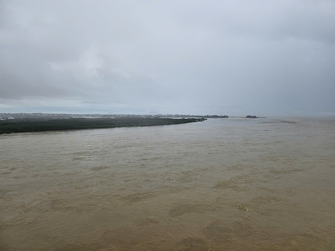Hiện nay, mực nước trên sông Vu Gia-Thu Bồn đang lên nhanh và dao động ở mức dưới báo động 3 đến trên báo động 3 - Ảnh: VGP Hiện nay, mực nước trên sông Vu Gia-Thu Bồn đang lên nhanh và dao động ở mức dưới báo động 3 đến trên báo động 3 - Ảnh: VGP