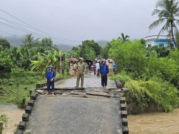 Huy động tổng lực khắc phục hậu quả mưa lũ; ứng phó bão KALMAEGI đang hướng vào Biển Đông