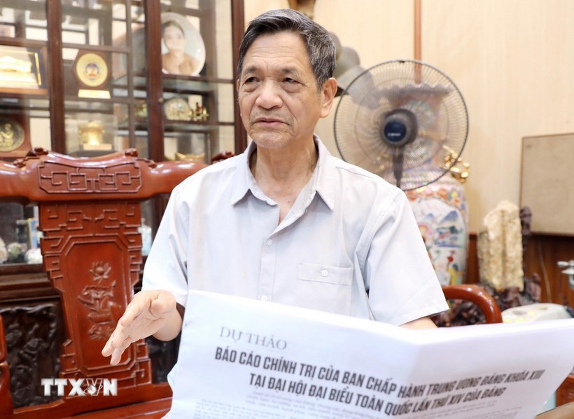 Ông Bùi Quang Huy, nguyên Phó Bí thư Thường trực Tỉnh ủy Hưng Yên, góp ý vào Dự thảo Văn kiện Đại hội XIV của Đảng. (Ảnh: TTXVN)