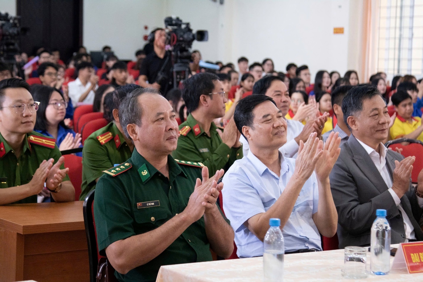 Đại biểu từ nhiều sở, ban ngành tham dự chương trình, góp phần giám sát, hỗ trợ tổ chức và động viên các thí sinh suốt cuộc thi. Đại biểu từ nhiều sở, ban ngành tham dự chương trình, góp phần giám sát, hỗ trợ tổ chức và động viên các thí sinh suốt cuộc thi.
