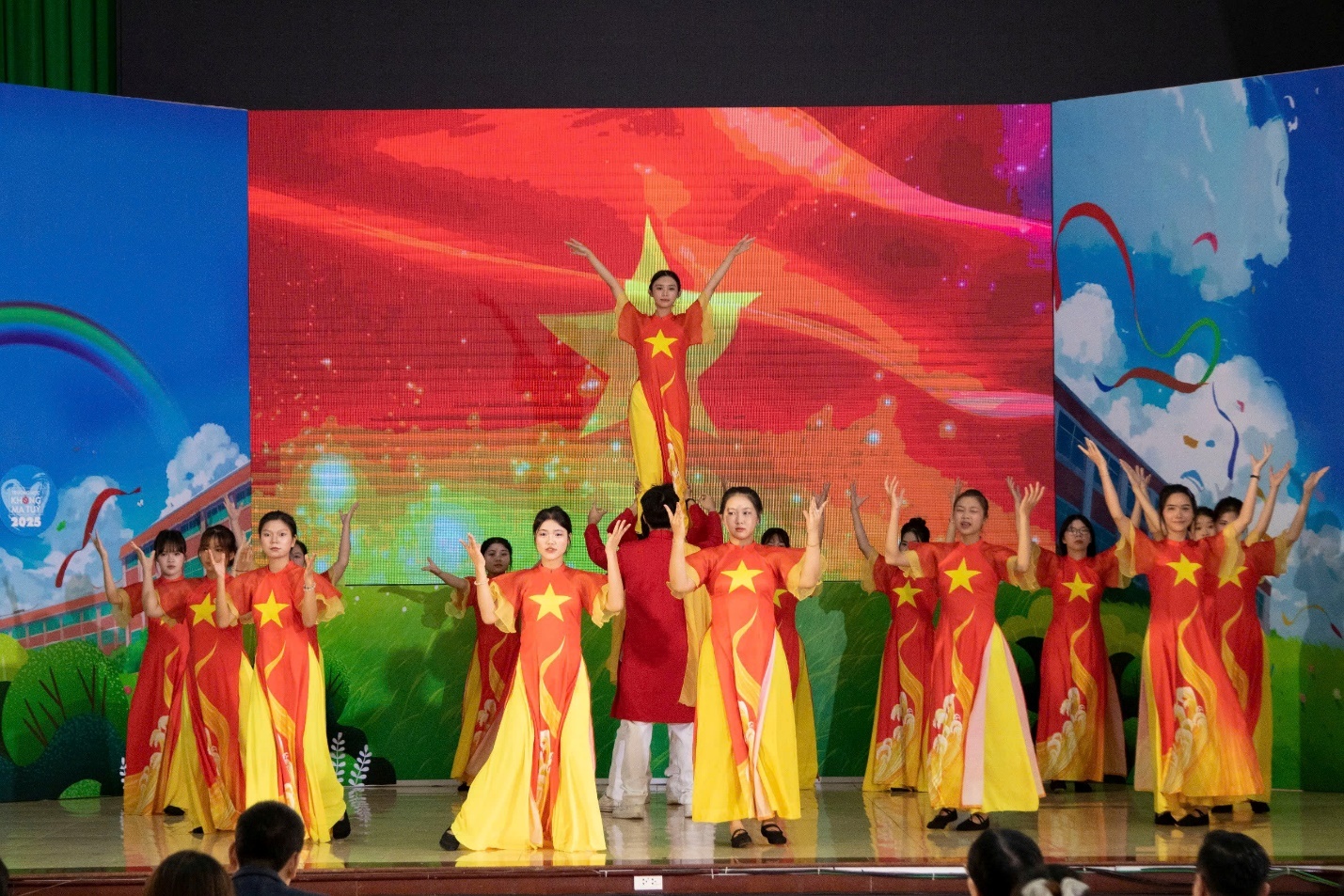 Tiết mục văn nghệ mở màn do các thí sinh đến từ nhiều trường biểu diễn đã mang đến không khí sôi nổi, tạo đà cho những phần tranh tài hấp dẫn tiếp theo. Tiết mục văn nghệ mở màn do các thí sinh đến từ nhiều trường biểu diễn đã mang đến không khí sôi nổi, tạo đà cho những phần tranh tài hấp dẫn tiếp theo.