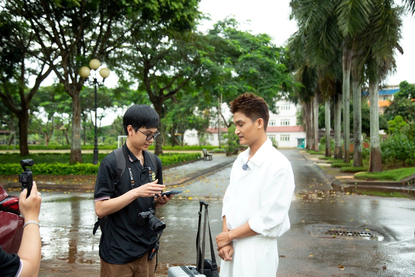 Nghệ sĩ Mạc Văn Khoa chia sẻ về chương trình, mang đến những câu chuyện ý nghĩa và gần gũi với các bạn học sinh, sinh viên trên địa bàn. Nghệ sĩ Mạc Văn Khoa chia sẻ về chương trình, mang đến những câu chuyện ý nghĩa và gần gũi với các bạn học sinh, sinh viên trên địa bàn.