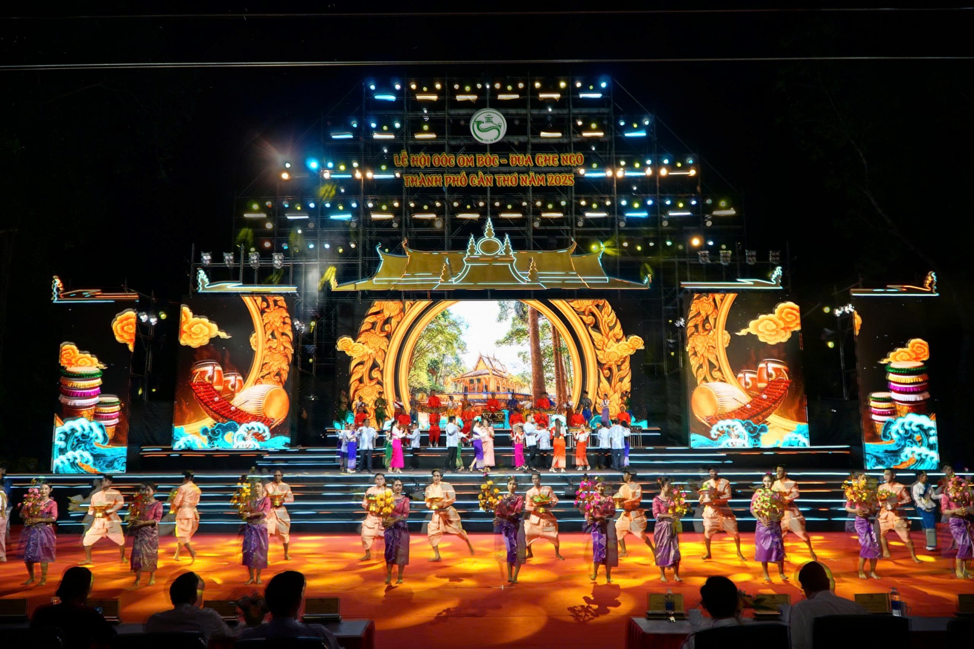 Khai mạc Lễ hội Oóc Om Bóc - Đua ghe Ngo thành phố Cần Thơ Khai mạc Lễ hội Oóc Om Bóc - Đua ghe Ngo thành phố Cần Thơ