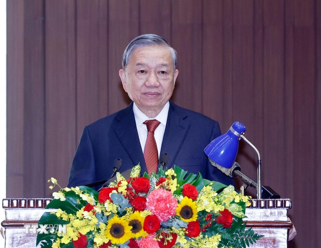 Tổng Bí thư Tô Lâm phát biểu chỉ đạo và giao nhiệm vụ cho đồng chí Nguyễn Duy Ngọc, Ủy viên Bộ Chính trị, Bí thư Thành ủy Hà Nội nhiệm kỳ 2025-2030. (Ảnh: TTXVN) Tổng Bí thư Tô Lâm phát biểu chỉ đạo và giao nhiệm vụ cho đồng chí Nguyễn Duy Ngọc, Ủy viên Bộ Chính trị, Bí thư Thành ủy Hà Nội nhiệm kỳ 2025-2030. (Ảnh: TTXVN)