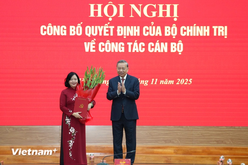 Tổng Bí thư Tô Lâm trao quyết định của Bộ Chính trị tới đồng chí Bùi Thị Minh Hoài. (Ảnh; Vietnam+) Tổng Bí thư Tô Lâm trao quyết định của Bộ Chính trị tới đồng chí Bùi Thị Minh Hoài. (Ảnh; Vietnam+)