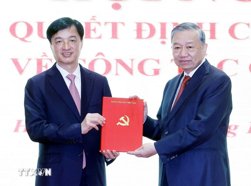 Tổng Bí thư Tô Lâm trao Quyết định của Bộ Chính trị điều động, phân công, chỉ định đồng chí Nguyễn Duy Ngọc giữ chức Bí thư Thành ủy Hà Nội nhiệm kỳ 2025-2030. (Ảnh: TTXVN) Tổng Bí thư Tô Lâm trao Quyết định của Bộ Chính trị điều động, phân công, chỉ định đồng chí Nguyễn Duy Ngọc giữ chức Bí thư Thành ủy Hà Nội nhiệm kỳ 2025-2030. (Ảnh: TTXVN)