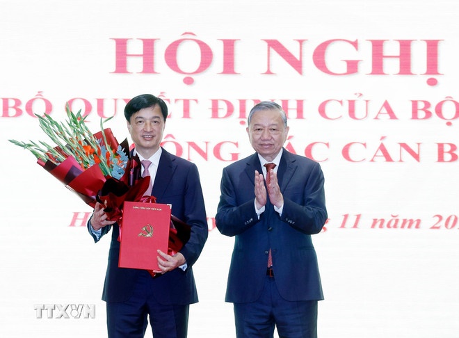 Tổng Bí thư Tô Lâm trao Quyết định của Bộ Chính trị điều động, phân công, chỉ định đồng chí Nguyễn Duy Ngọc giữ chức Bí thư Thành ủy Hà Nội nhiệm kỳ 2025- 2030. (Ảnh: TTXVN) Tổng Bí thư Tô Lâm trao Quyết định của Bộ Chính trị điều động, phân công, chỉ định đồng chí Nguyễn Duy Ngọc giữ chức Bí thư Thành ủy Hà Nội nhiệm kỳ 2025- 2030. (Ảnh: TTXVN)