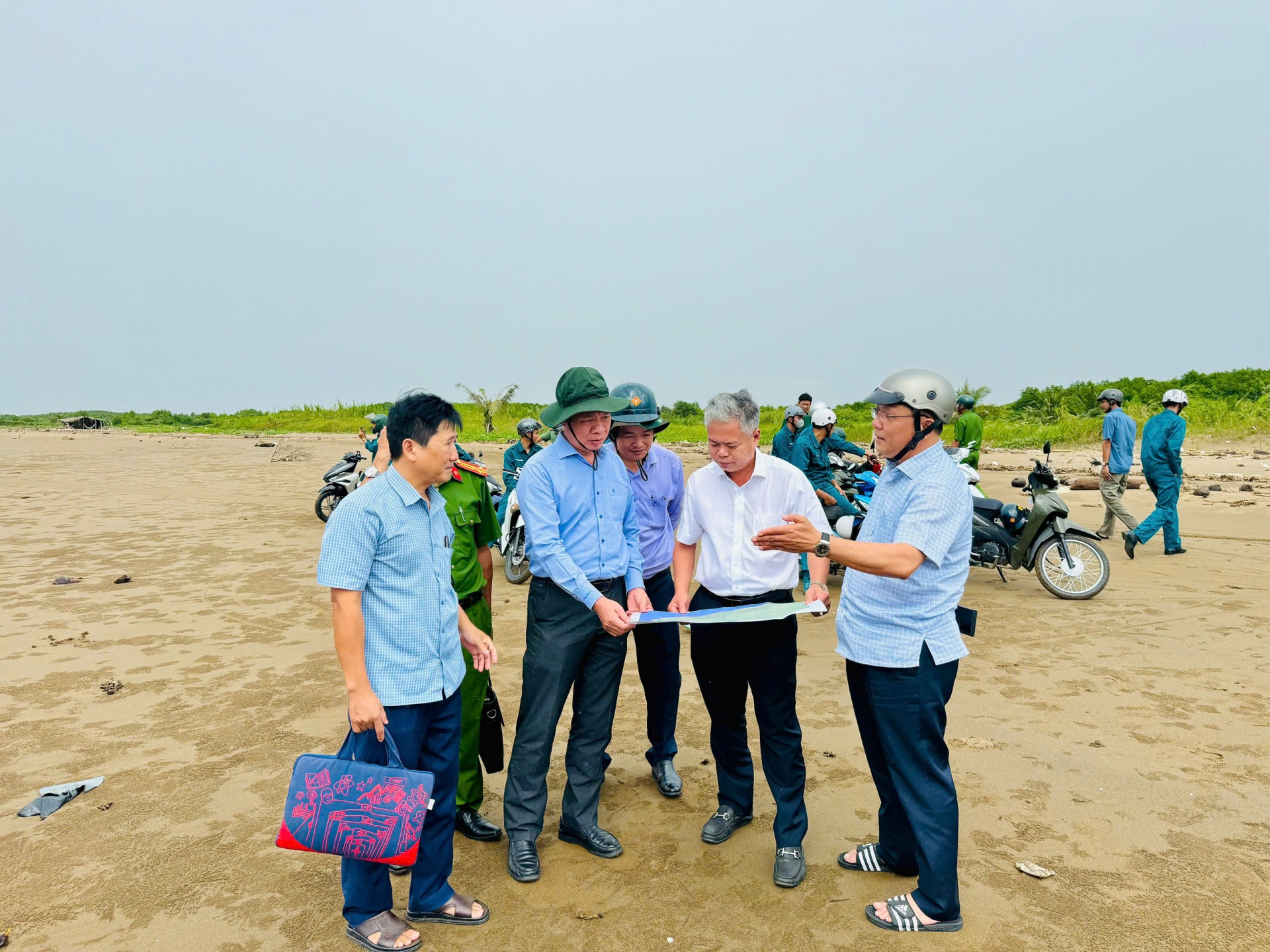 Khẩn cấp ứng phó sạt lở bờ biển, đe dọa đê biển Đông tại Cần Thơ