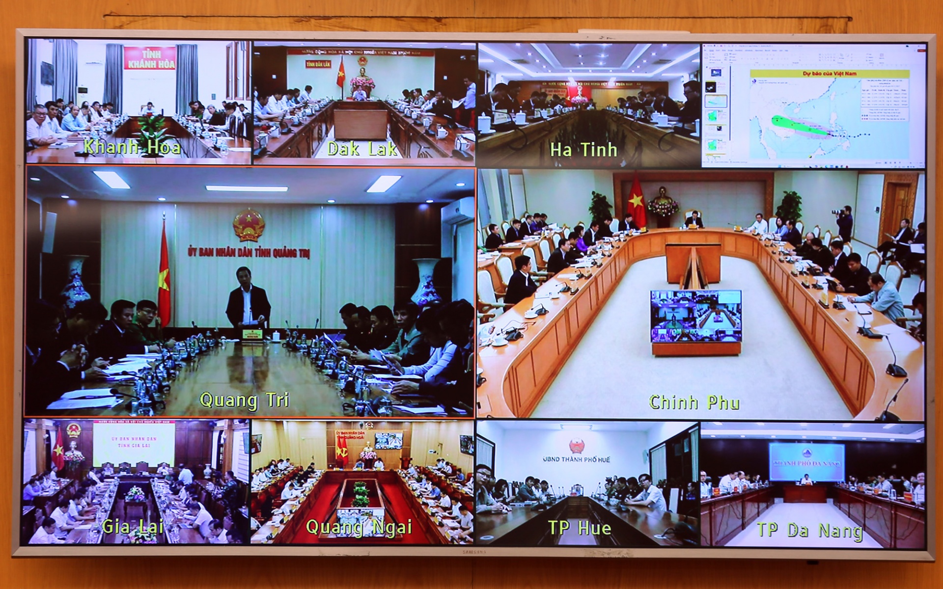 Lãnh đạo một số địa phương báo cáo về công tác khắc phục hậu quả mưa lũ và khẩn trương chuẩn bị ứng phó với bão số 13 - Ảnh: VGP Lãnh đạo một số địa phương báo cáo về công tác khắc phục hậu quả mưa lũ và khẩn trương chuẩn bị ứng phó với bão số 13 - Ảnh: VGP