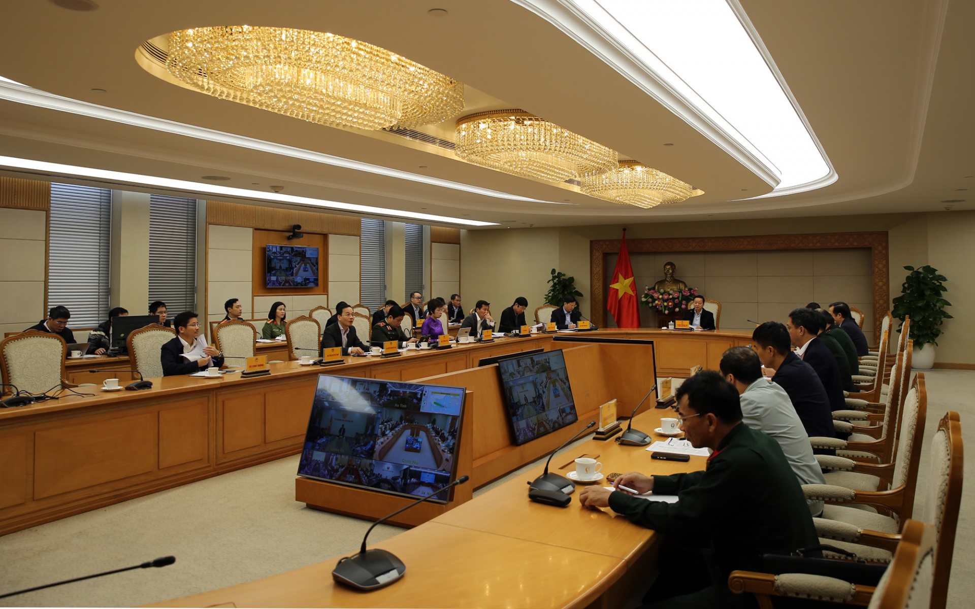 Phó Thủ tướng đề nghị các địa phương khẩn trương đánh giá ngay nhu cầu hỗ trợ lương thực, thuốc men, hóa chất cho người dân - Ảnh: VGP Phó Thủ tướng đề nghị các địa phương khẩn trương đánh giá ngay nhu cầu hỗ trợ lương thực, thuốc men, hóa chất cho người dân - Ảnh: VGP