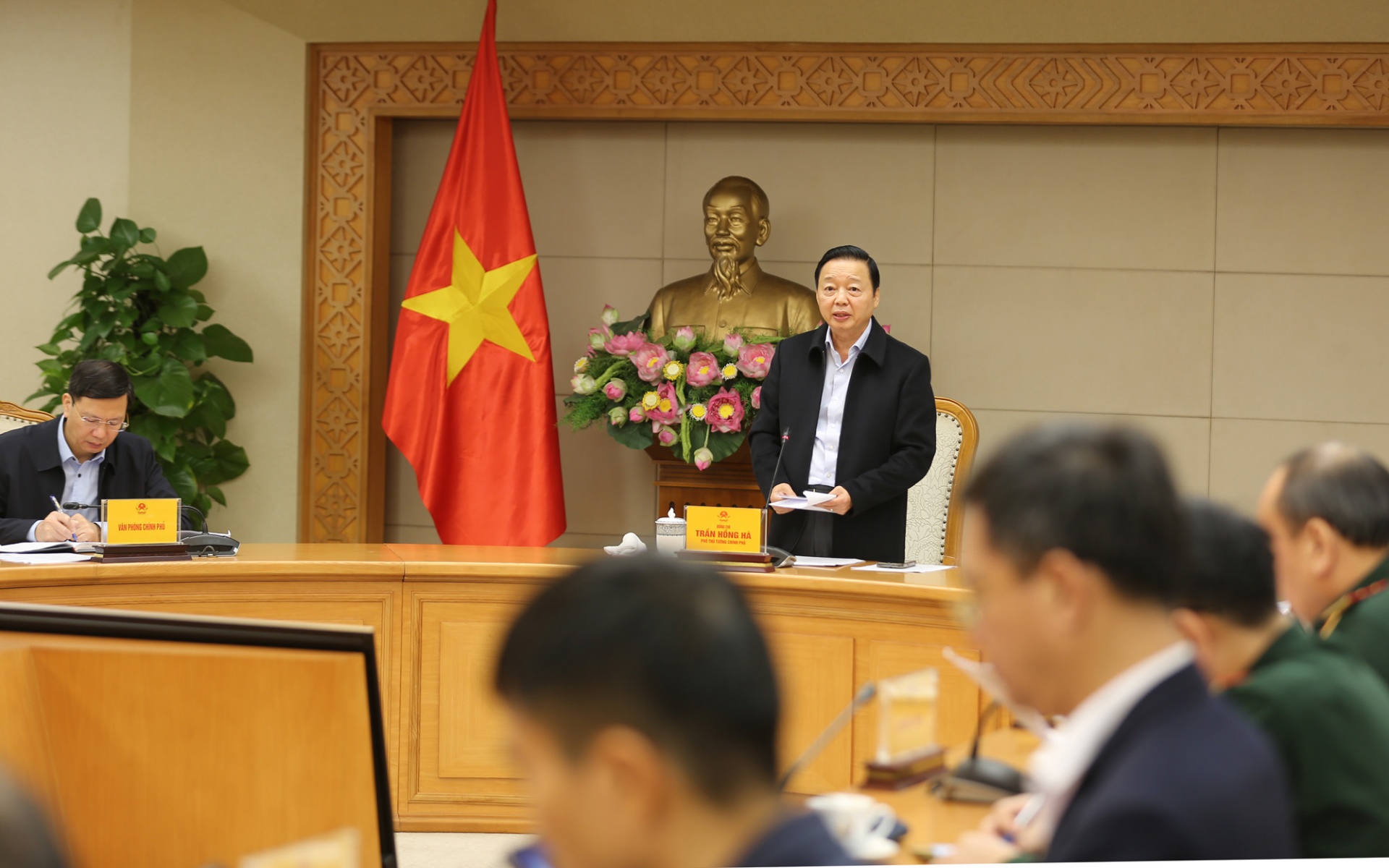 Phó Thủ tướng Trần Hồng Hà yêu cầu, trước 19h ngày 6/11 phải hoàn thành công tác di dời dân ra khỏi vùng nguy hiểm ven biển chịu triều cường và các vùng núi cao, chia cắt, sạt lở - Ảnh: VGP Phó Thủ tướng Trần Hồng Hà yêu cầu, trước 19h ngày 6/11 phải hoàn thành công tác di dời dân ra khỏi vùng nguy hiểm ven biển chịu triều cường và các vùng núi cao, chia cắt, sạt lở - Ảnh: VGP