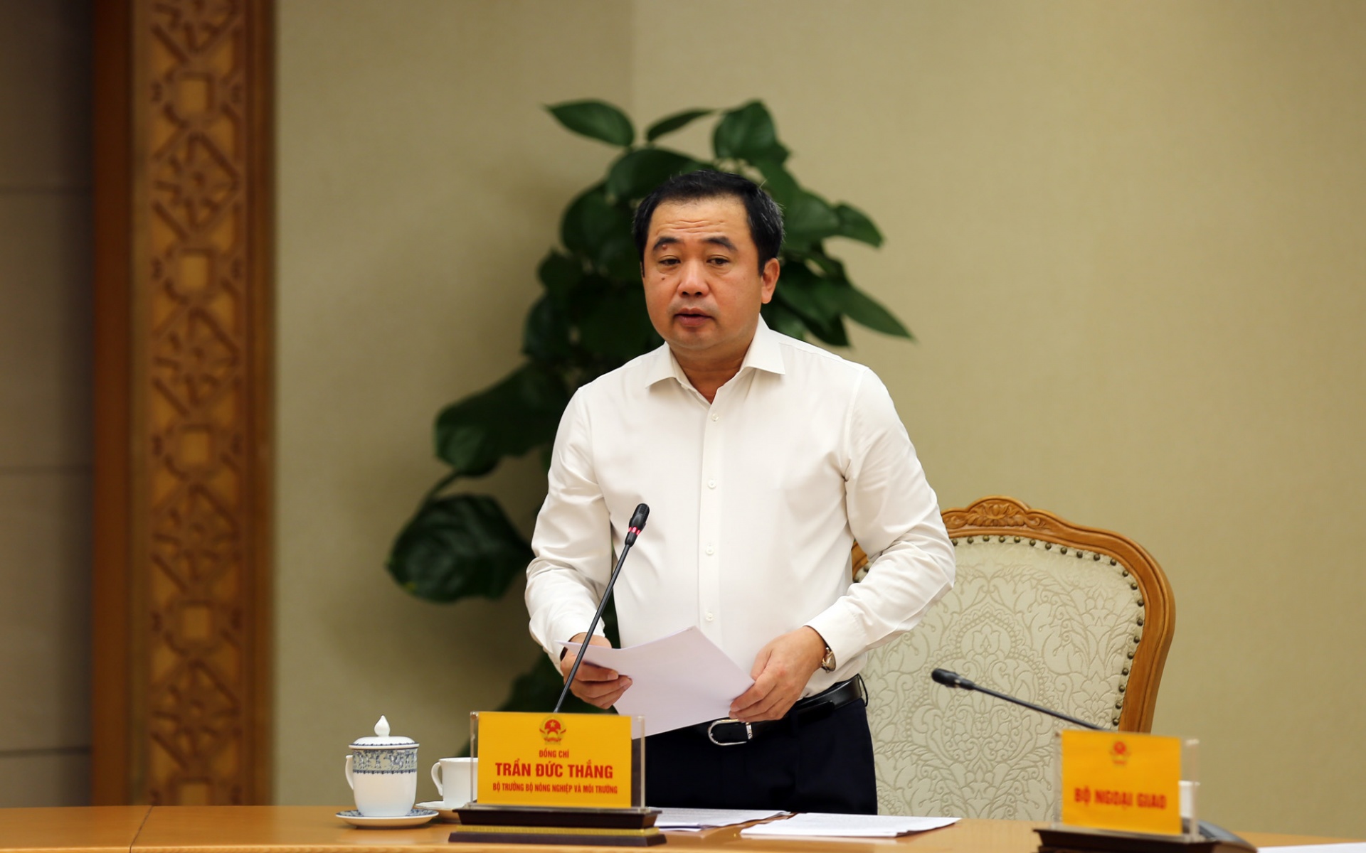 Bộ trưởng Bộ Nông nghiệp và Môi trường Trần Đức Thắng báo cáo về diễn biến bão số 13 - Ảnh: VGP Bộ trưởng Bộ Nông nghiệp và Môi trường Trần Đức Thắng báo cáo về diễn biến bão số 13 - Ảnh: VGP