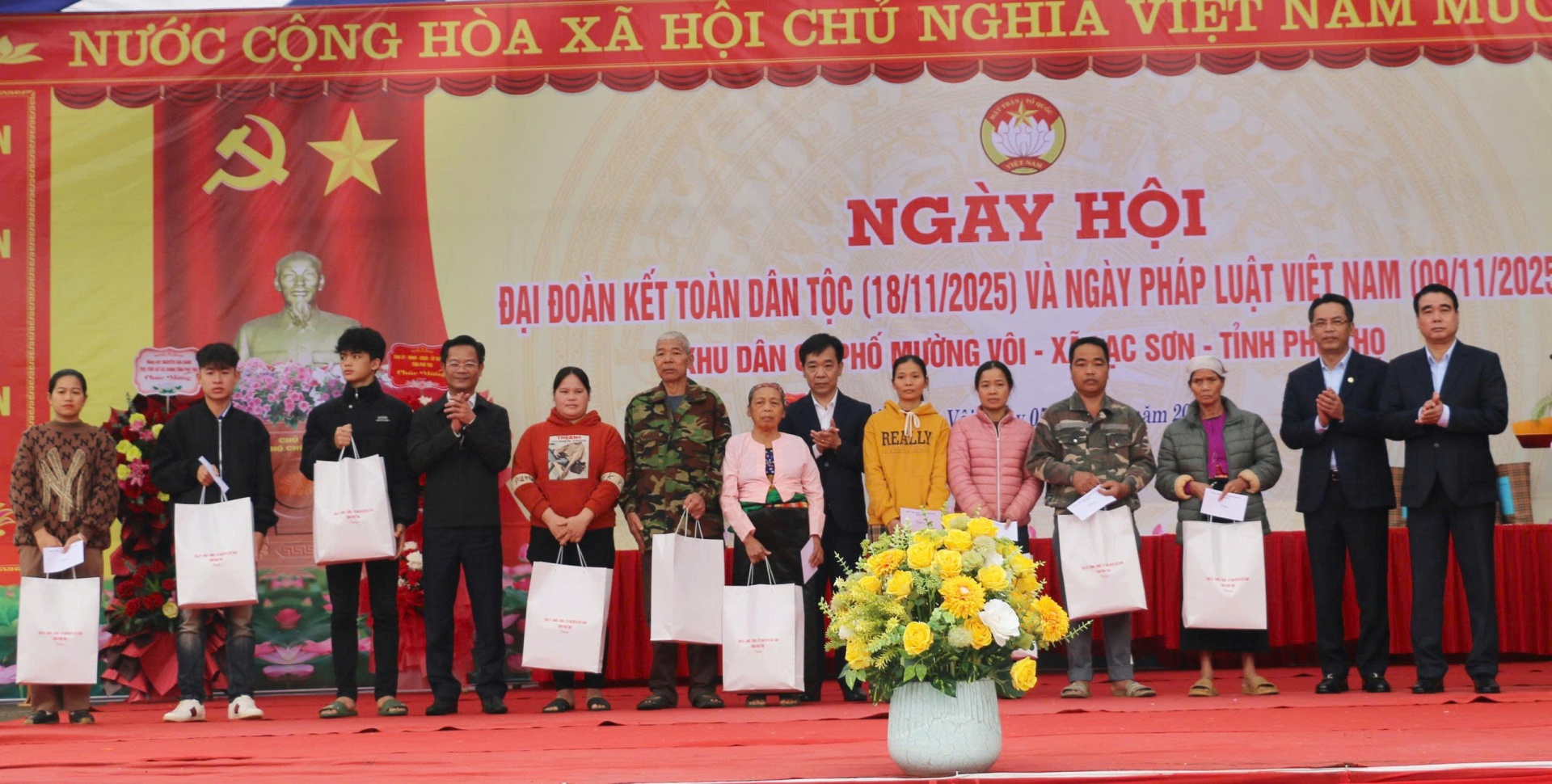 Phó Chủ tịch tỉnh Phú Thọ dự Ngày hội Đại đoàn kết toàn dân tộc tại khu dân cư phố Mường Vôi Phó Chủ tịch tỉnh Phú Thọ dự Ngày hội Đại đoàn kết toàn dân tộc tại khu dân cư phố Mường Vôi