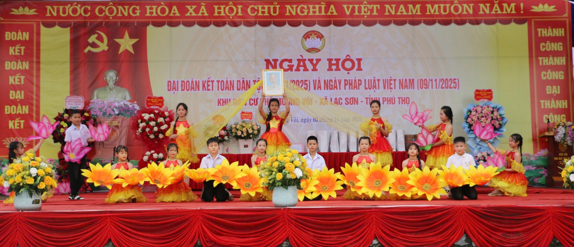 Phó Chủ tịch tỉnh Phú Thọ dự Ngày hội Đại đoàn kết toàn dân tộc tại khu dân cư phố Mường Vôi Phó Chủ tịch tỉnh Phú Thọ dự Ngày hội Đại đoàn kết toàn dân tộc tại khu dân cư phố Mường Vôi