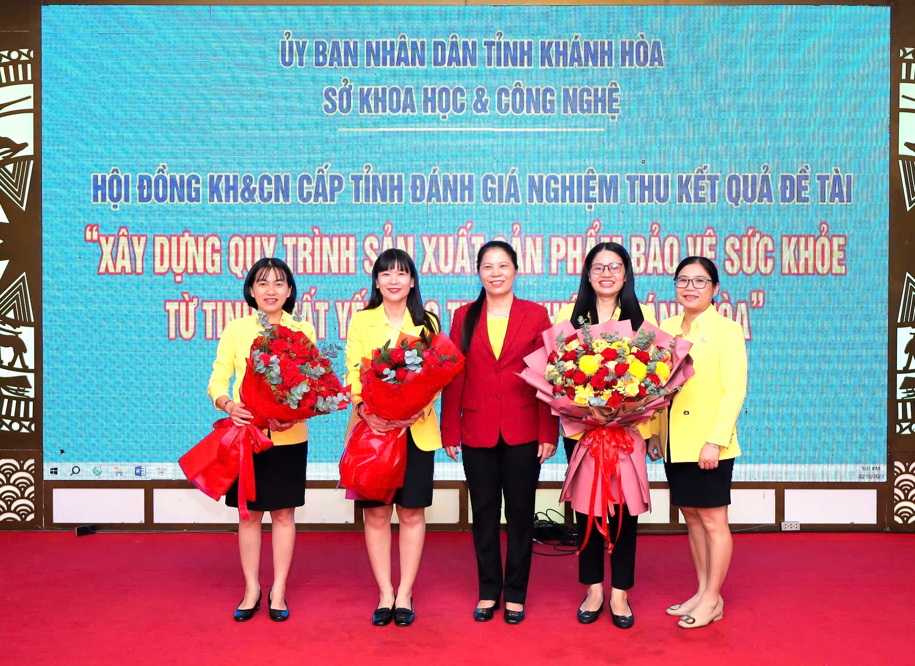 Bà Trịnh Thị Hồng Vân (thứ 2 từ trái qua) tại buổi nghiệm thu Đề tài nghiên cứu khoa học.