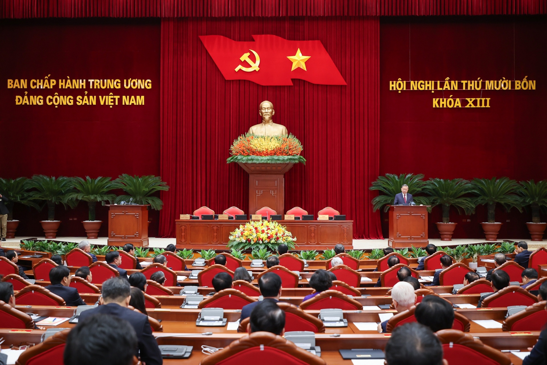   Tổng Bí thư Tô Lâm đề nghị các đồng chí ủy viên Trung ương nêu cao hơn nữa tinh thần trách nhiệm trước đất nước và nhân dân, tập trung lãnh đạo, chỉ đạo thực hiện tốt những công việc của đơn vị, địa phương mình - Ảnh: VGP