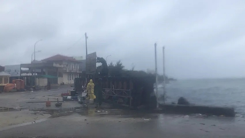 Bão số 13 suy yếu thành áp thấp trên khu vực Nam Lào; mưa lớn từ Thanh Hóa đến Đà Nẵng Bão số 13 suy yếu thành áp thấp trên khu vực Nam Lào; mưa lớn từ Thanh Hóa đến Đà Nẵng