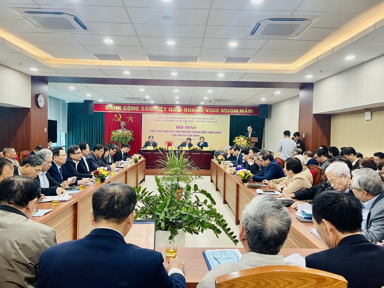 Quang cảnh hội thảo góp ý Dự thảo Văn kiện Đại hội XIV của Đảng