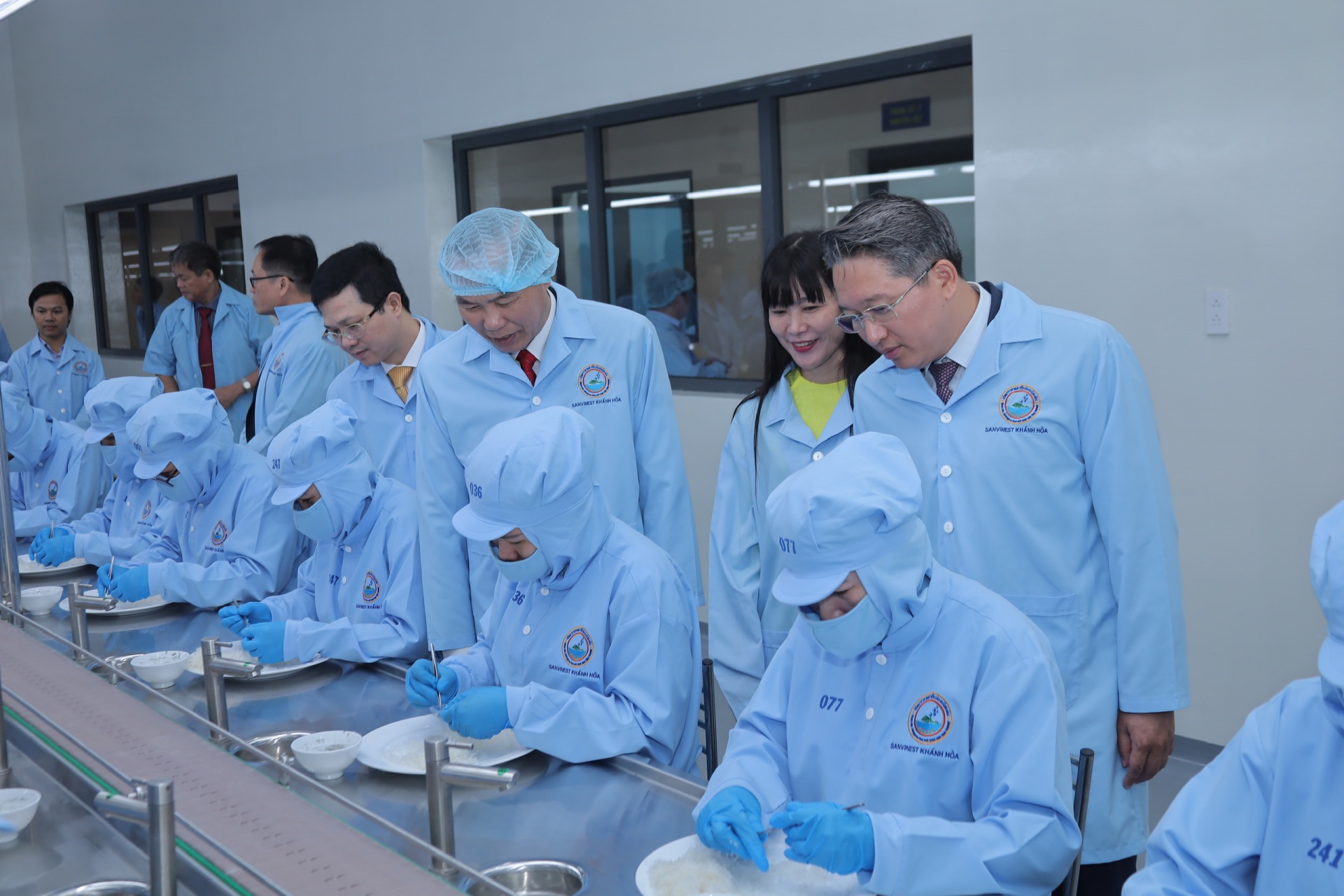 Ông Nguyễn Hải Ninh - Nguyên Bí thư tỉnh Khánh Hòa tham quan dây chuyền tinh chế Yến sào Sanvinest Khánh Hòa.