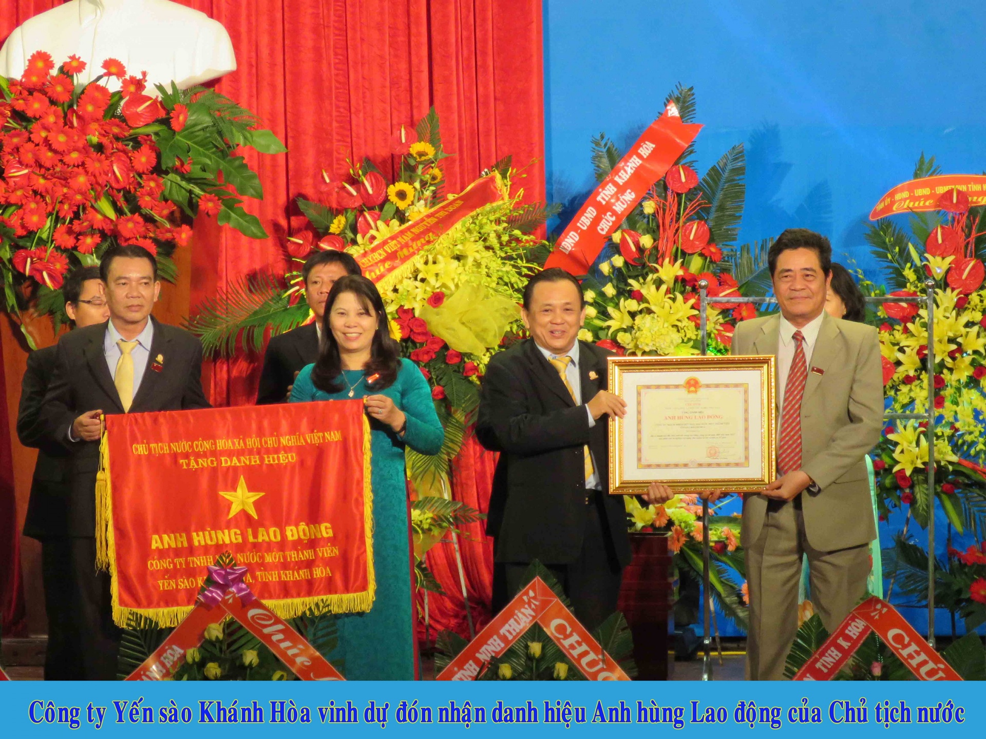 Lễ đón nhận Danh hiệu Anh Hùng lao động thời kỳ đổi mới năm 2015.