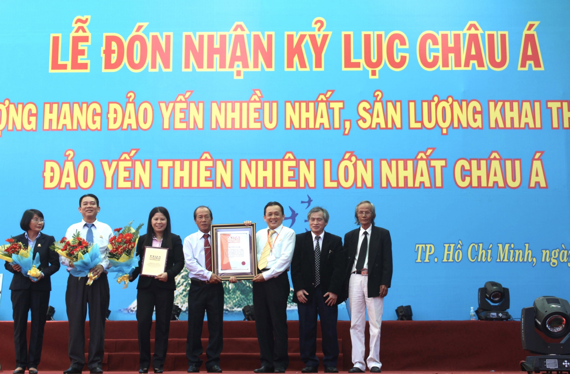 Yến sào Khánh Hòa vinh dự đón nhận Kỷ lục Châu Á về số lượng hang đảo yến nhiều nhất và sản lượng yến sào lớn nhất.