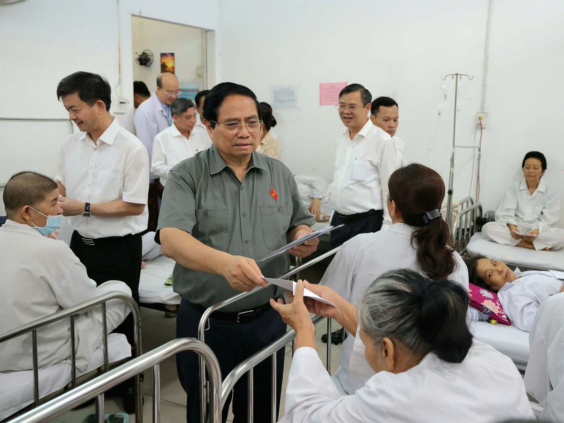 Vì sao Thủ tướng phê bình Cần Thơ chậm trong việc mua 2 máy xạ trị ung thư