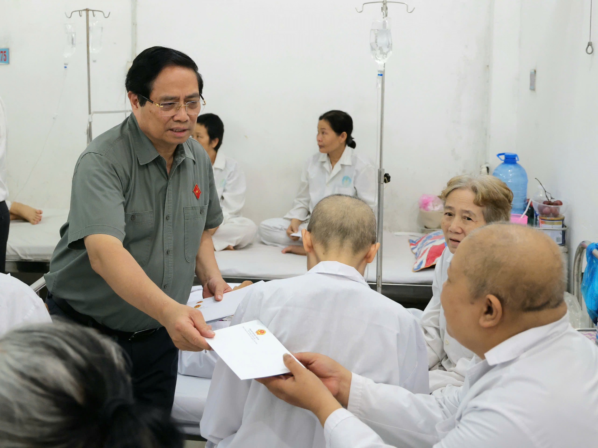 Vì sao Thủ tướng phê bình Cần Thơ chậm trong việc mua 2 máy xạ trị ung thư